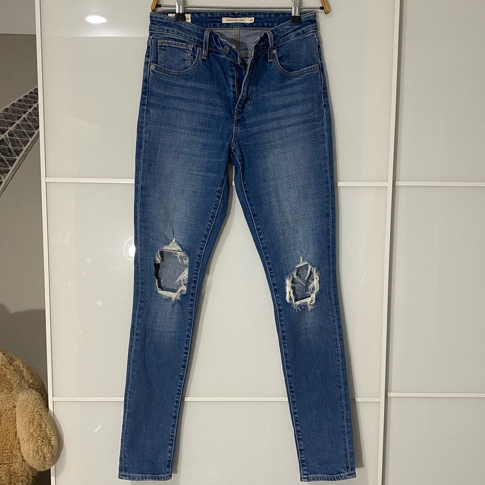 Levi’s 721 Distressed High Rise Skinny Jeans - Picture 3 of 9